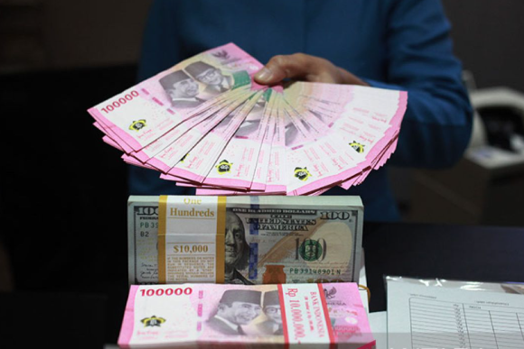 Rupiah Tembus Rp16.380 per Dolar